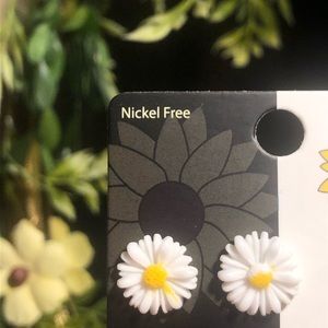 Lil Daisy earrings 🌼🌼